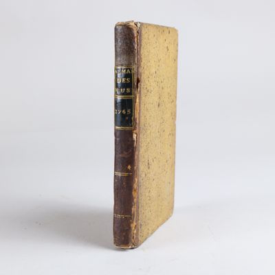 un vieux livre posé sur une surface blanche