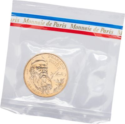 un gros plan d'une pièce de monnaie dans un sachet en plastique sur fond blanc