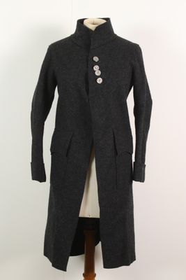 une image d'un manteau sur un support de mannequin