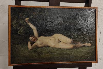 un tableau représentant une femme nue allongée par terre