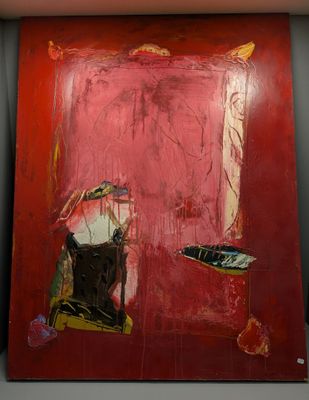des tableaux accrochés au mur d'une pièce aux murs rouges et blancs