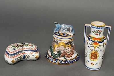 trois vases posés l'un à côté de l'autre sur une table