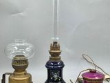 trois types différents de lampes à huile sur fond blanc
