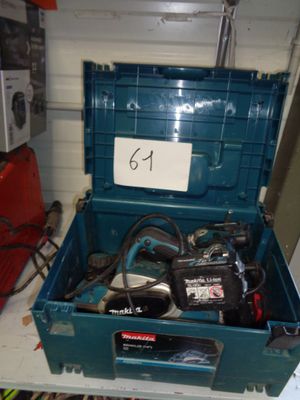 une boîte à outils bleue contenant des outils, posée sur une étagère