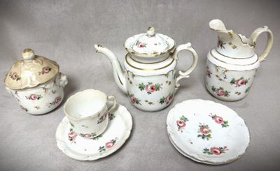 un service à thé et à café en porcelaine composé de quatre pièces, posé sur une table