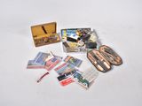 de nombreux objets divers posés sur la table
