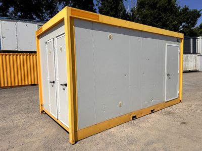 une photo de toilettes portables dans un parking