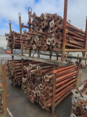 un gros tas de bois rouillé abandonné sur un parking
