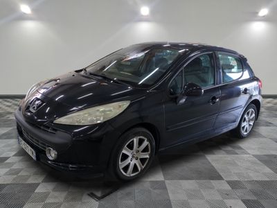 la photo d'une voiture noire garée dans un garage