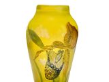 un vase jaune orné d'une image de fleur