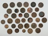de nombreux types de pièces différents qui se trouvent sur la table