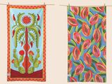 trois serviettes colorées suspendues à une corde à linge