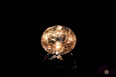 gros plan d'un diamant jaune sur une surface noire