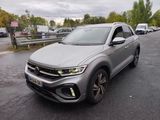 Le SUV Volkswagen est garé sur le bord de la route.