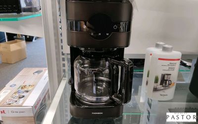 une cafetière posée sur une table en verre