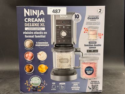 packaging of a blender with a blender in the middle of it
