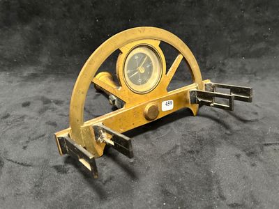 une horloge posée sur une roue