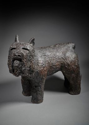 statue représentant un petit chien au long cou et au long museau