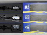 trois boîtes de tailles et de formes différentes contenant un fusil