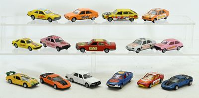 beaucoup de petites voitures posées sur une étagère