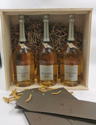 trois bouteilles de champagne dans un coffret en bois accompagnées d'un petit mot