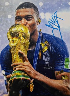 photo dédicacée de l'attaquant français Neymon tenant le trophée de la Coupe du monde