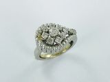 gros plan d'une bague en diamant sur une surface blanche