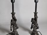 deux bougies posées sur une table