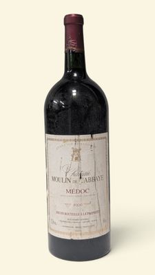 une bouteille de vin posée sur une table