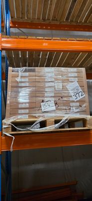 une palette sur laquelle est posée une caisse, dans un entrepôt