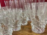 beaucoup de verres posés sur une table en bois