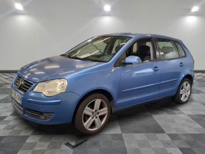 la voiture bleue est garée dans le garage sur le sol en damier