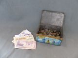 une boîte remplie d'argent posée sur une table, à côté d'une pile d'argent