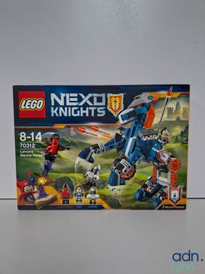 une boîte de Lego à côté d'une boîte de chevaliers
