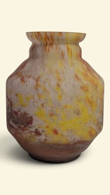 un vase posé sur une surface blanche