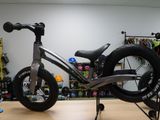 un vélo posé sur une table dans une pièce