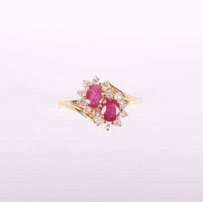 gros plan d'une bague en diamant rose et blanc sur fond blanc