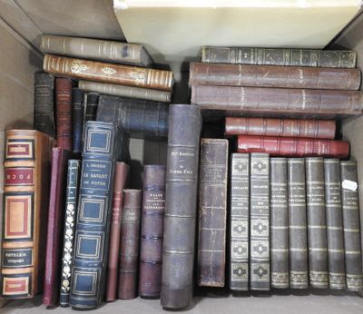 une boîte remplie de vieux livres sur une étagère