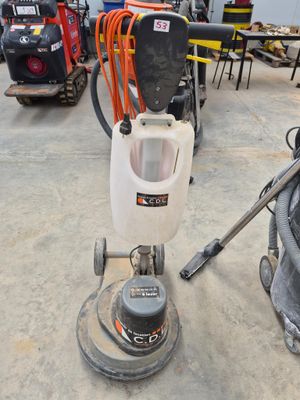 une machine posée sur le sol du garage