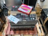 une pile de cartons posée sur une palette en bois