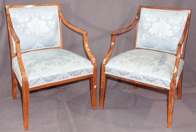 deux chaises en bois avec un revêtement bleu, un revêtement bleu, un revêtement bleu, un revêtement bleu, un revêtement bleu, un revêtement bleu, un revêtement bleu, un revêtement bleu, un revêtement bleu