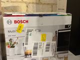 une boîte de nourriture posée sur une table à côté d'un micro-ondes