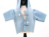 un mannequin vêtu d'une veste bleue