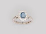 une bague en or blanc sertie d'un saphir bleu et de diamants