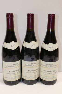 trois bouteilles de vin sont alignées sur une surface blanche
