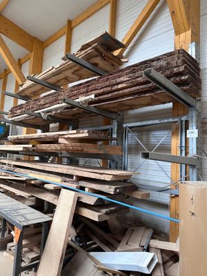 de nombreuses pièces de bois empilées les unes sur les autres