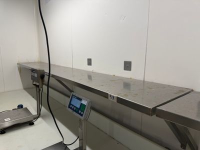 une balance posée sur le plan de travail de la cuisine