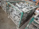 de nombreux morceaux de métal dans une cage posée au sol