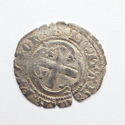Gros plan sur une pièce d'argent portant une croix