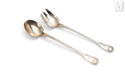 une paire de cuillères et de petites cuillères plaquées argent sur fond blanc